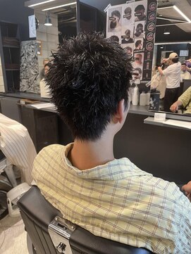 フランクスバーバー アンド ビアークラブ(FRANK'S BARBER and BEER CLUB) 刈り上げセンターパート/フェザーパーマ/サーフカール/有楽町