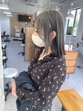 ナンバーフォーナチュラル 戸祭(NO4 natural) 20. ホワイトシルバー/ストレートミディ/顔周り/艶感