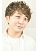 前下がりフェザーマッシュノーブリーチカラースパイラルパーマ