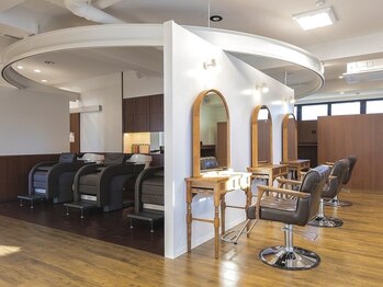 ラポールヘア 春日井神領店(RAPPORT HAIR)の写真/広々とした空間で、リラックスしながら心地よいひとときを♪