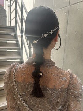 ヴィヴィ(VIVIE) 後れ毛くるりんぱ編み込みタイト玉ねぎスタイル結婚式二次会ヘア