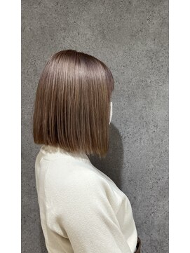 プラスイズム(PLUSISM) ボブミルクティーベージュ