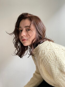 エイチ(H) レイヤーミニウルフチェリーブラウンショート美髪前下がりボブ