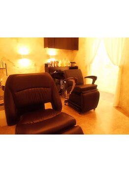 フルフラットのシャンプー台に、最高級のシャンプーとアロマの香りで癒しのひと時を…。