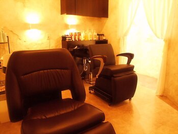 ヘアー ドレス ファーゴ 武蔵浦和(HAIR DRESS Fa go)の写真/フルフラットのシャンプー台に、最高級のシャンプーとアロマの香りで癒しのひと時を…。