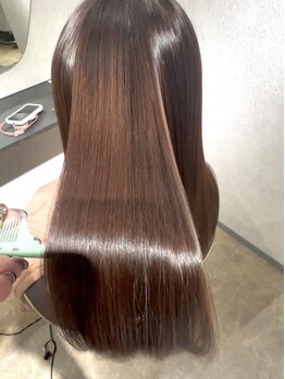 《栄/矢場町》髪質改善で憧れのサラサラストレートに。髪質に合わせて、自然なストレートを実現します。