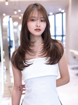 大人ガーリーミディアムレイヤーカット×顔周りバタフライカット