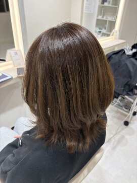 柔らか質感のくびれミディ × ナチュラルブラウン