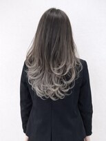 ウル(ulu)&nbsp;地毛活かし　バレイヤージュ　グレーカラー　名東区