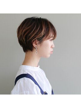 シロ(ciLo) たっぷりハイライトのおしゃれショートヘア。