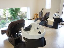 ヘアーラウンジ バイラ hair lounge Villaの雰囲気（フルフラットになるシャンプー台で、ゆったりリラックス…♪）