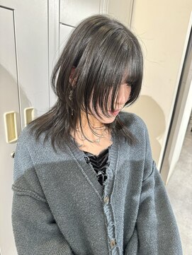 ユニ 江坂(Uni.) ウルフレイヤーカット 黒髪 グレーベージュ レイヤーロング