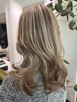 ステア ケース(stair case)&nbsp;白髪のペースを活かしたグレージュ 脱白髪染めハイライト