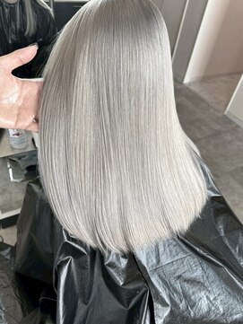 エイチ(H) xブリーチ/ホワイトグレージュ/レイヤーカット/チェリーブラウン