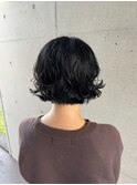 黒髪ショートボブパーマ大人可愛い外ハネ小顔ボブスタイル