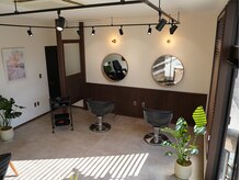 ネオ(NEO)の雰囲気（木の質感を感じ、モーテルの一室をイメージした落ち着いた店内）