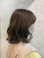 エム(EM)&nbsp;グレージュカラー×ウェーブ巻き