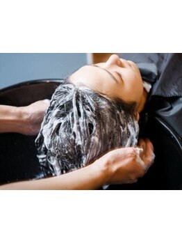 疲れやすいこの時期…経験を積んだスパニストが在籍★髪と地肌のお悩みを解決へ導くオージュア認定サロン。