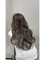ジゼル(gisele)&nbsp;ロングヘアが映える筋感のあるスタイル