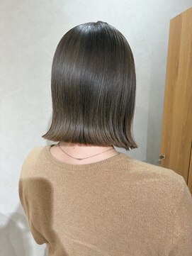 ハイヴィー(Hivi) 柔らかオリーブベージュ×ぱつっとボブ