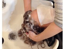 2．首が痛くならないシャンプー台で頭皮の洗浄（クレンジングシャンプー）