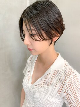 テトヘアー(teto hair) ハンサムショートボブ、センターパート、耳かけショート