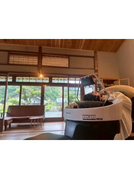 大自然の木に囲まれた中で秘湯に頭を浸けに来た…。その名も”浸頭滝流”癒しの空間でリラックス効果も。