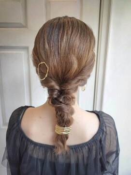 アロマ ヘアー ルーム 新宿3号店(AROMA hair room) 編み下ろし ゴールドアクセサリー