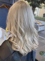 リノショアーズ 日本大通り店(RINOSHORES)&nbsp;ふんわりカールヘルシースタイルルーズヘアリアルブロンドヘアー