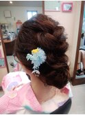 編み込みを崩した簡単シニヨンアップ