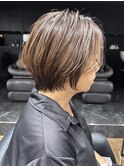 ショートボブ　ハイライト　白髪ぼかしベージュ　八木