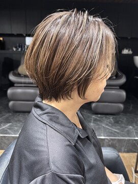 ハピネス クローバー 八木店(Happiness CLOVER) ショートボブ ハイライト 白髪ぼかしベージュ 八木