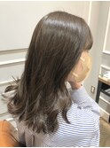 赤みを抑えた柔らかいカーキグレージュカラー