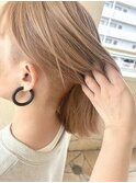 ツーブロック刈り上げ女子　ミルクティー・ハイトーンカラー