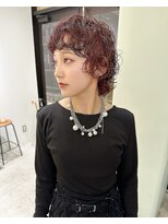 ホロ(hollo) ショートウルフパーマボルドーレッドカラー暖色パーマショート