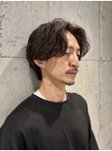 センターパートとも相性の良い自然な動きのルーズパーマ