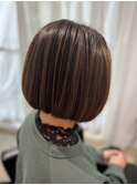 透明感白髪ぼかしで自然に若見えする大人ショートボブ