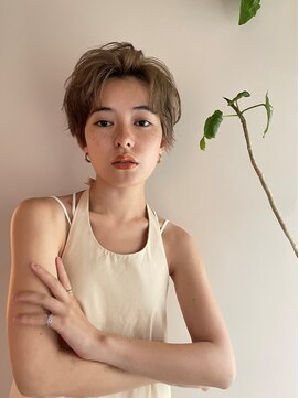 グラス(grass) ハイトーンショートヘア 長め前髪 かきあげバングくせ毛を活かす