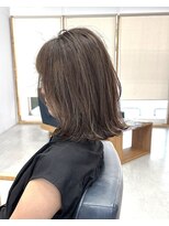 チーク(CHiiK)&nbsp;白髪をぼかしながらつくる明るめベージュ（ハイライト履歴あり）