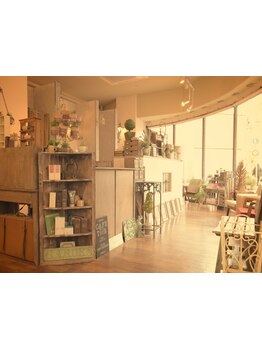 アンティークの小物が並ぶ癒しの空間♪大人女性のための上質空間で、のんびり癒しの時間を…。