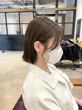 スペックホルダー(Spec Holder) 暗めカラーパツっとタイトボブ