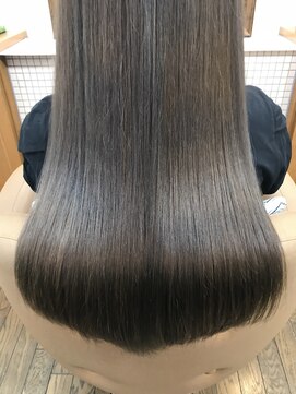 ルーツマーチン(ROOTSmartin) アイスグレージュとトリートメント