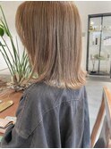 くびれミルクティーベージュ切りっぱなしボブ外ハネボブロブ