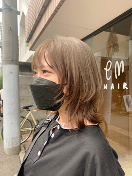 エム(EM) 秋ベージュ×レイヤーカット