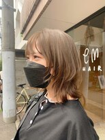 エム(EM) 秋ベージュ×レイヤーカット