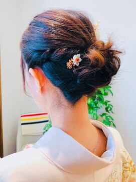 トム ヘアー(Tom hair) 編み込みシニヨンスタイル