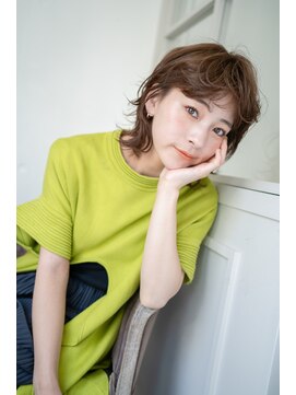 マグノリア オモテサンドウ(MAGNOLiA Omotesando) ラフな軽やかレイヤーカットミディ・・・HINATA