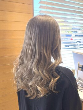 オーガニックエコ 川越(organic+eco) ホワイトベージュ×海外風ロングヘア