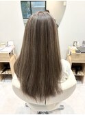 少しグレー味を加えた絶妙なベージュのハイライト◎