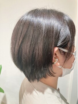 キー(KEY) 耳かけショートボブ